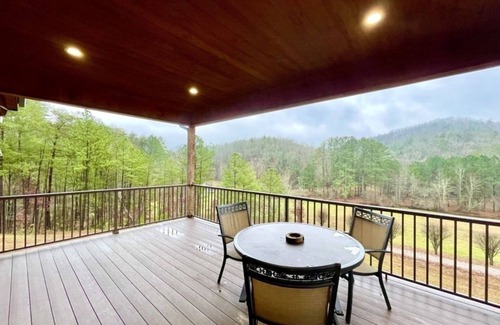 Tellico Plains Cabin | Charming, pet friendly cabin, perfect for fishing, family, hiking and R&R! by RedAwning