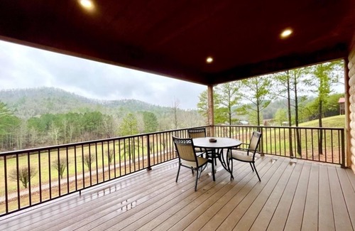 Tellico Plains Cabin | Charming, pet friendly cabin, perfect for fishing, family, hiking and R&R! by RedAwning
