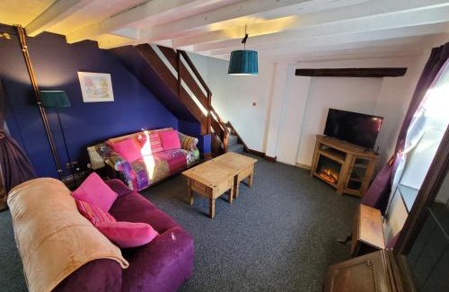 Narberth House | Charming pet friendly 2 bedroom cottage, close to Narberth & local beaches, friendly animals on our smallholding