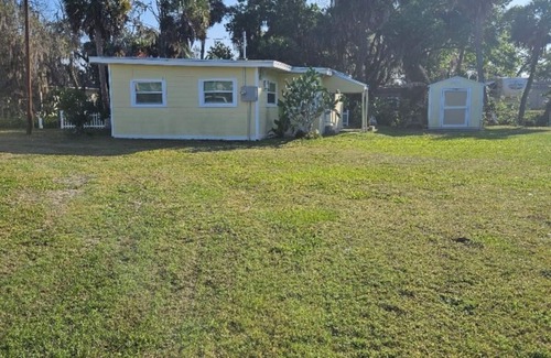 Moore Haven House | Charming Pet Friendly 3-bedroom 1- Bath house with WiFi & AC in Moore Haven