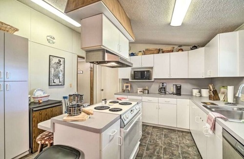 Livingston House | Charming Pet-Friendly Lake-Front House