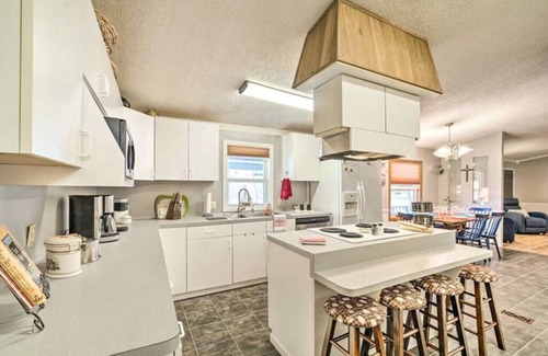 Livingston House | Charming Pet-Friendly Lake-Front House