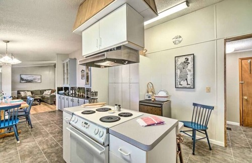 Livingston House | Charming Pet-Friendly Lake-Front House