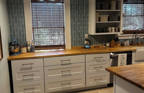Summerville House | Charming Pet-Friendly Masters Week Cottage