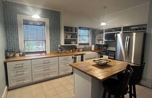 Summerville House | Charming Pet-Friendly Masters Week Cottage