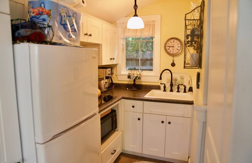 Rockport Cottage | Charming Pet Friendly Studio Cottage On Quiet Lane