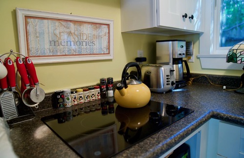 Rockport Cottage | Charming Pet Friendly Studio Cottage On Quiet Lane