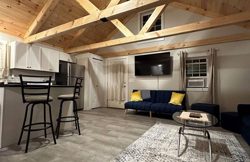 Biddeford Apartment | Charming pet-friendly guest house in Biddeford