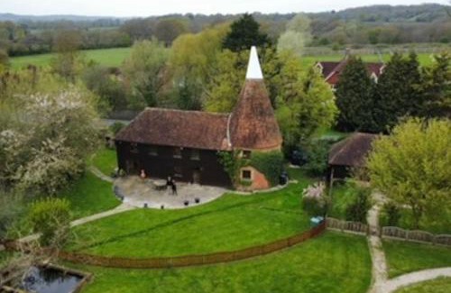 Ewhurst Green House | Charming picturesque cottage - nr Tenterden & Rye, pets welcomed