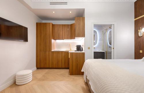 8th Arrondissement Apartment | Charming Pied-à-Terre Champs-Élysée