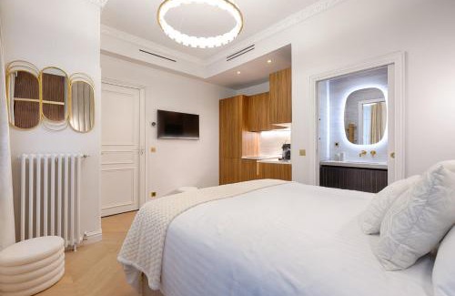 8th Arrondissement Apartment | Charming Pied-à-Terre Champs-Élysée