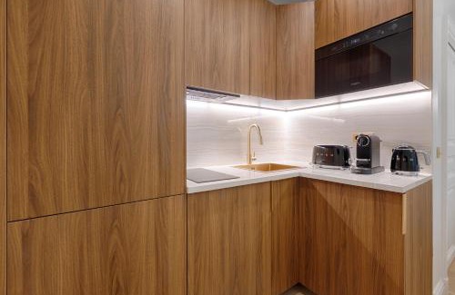 8th Arrondissement Apartment | Charming Pied-à-Terre Champs-Élysée