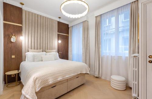 8th Arrondissement Apartment | Charming Pied-à-Terre Champs-Élysée