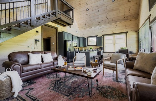 Pigeon Forge Cabin | Charming Pigeon Forge Cabin w/3 Bedrms & Hot Tub