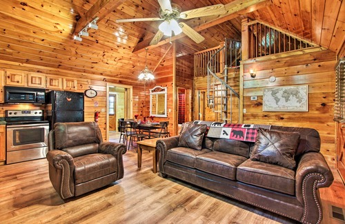Gatlinburg - Pigeon Forge Cabin | Charming Pigeon Forge Cabin w/Private Hot Tub!