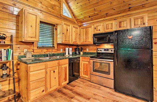 Gatlinburg - Pigeon Forge Cabin | Charming Pigeon Forge Cabin w/Private Hot Tub!