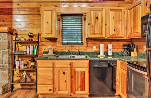 Gatlinburg - Pigeon Forge Cabin | Charming Pigeon Forge Cabin w/Private Hot Tub!