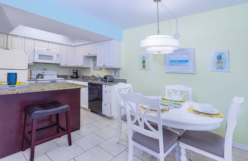 Siesta Key Condo | Charming Pineapple Cove Condo: 6-Min Walk to Crescent Beach, Near Dining & Attractions!