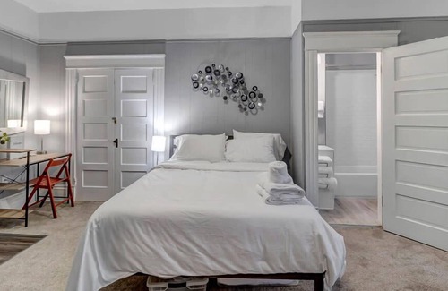 Springfield Apartment | Charming Pink Apt on Quiet Historic Street