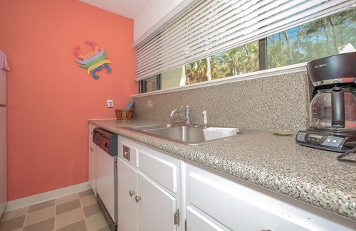Hilton Head Island Condo | Charming Poolside Villa: Stylishly Furnished & Just a Short Walk to the Beach