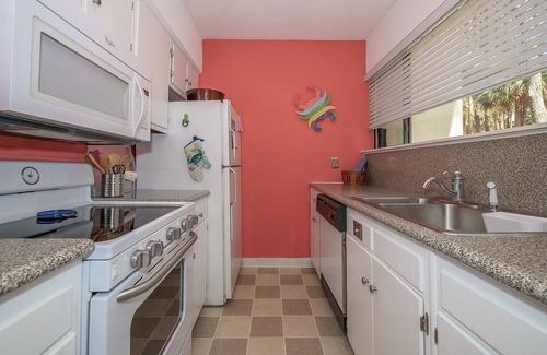 Hilton Head Island Condo | Charming Poolside Villa: Stylishly Furnished & Just a Short Walk to the Beach