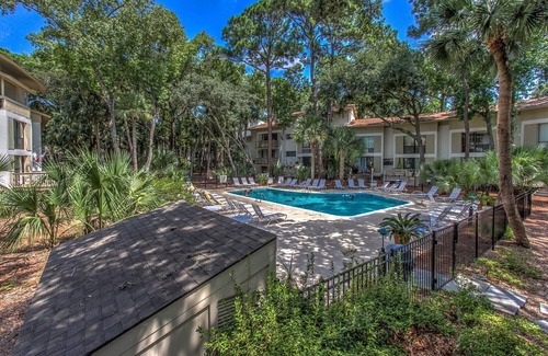 Hilton Head Island Condo | Charming Poolside Villa: Stylishly Furnished & Just a Short Walk to the Beach