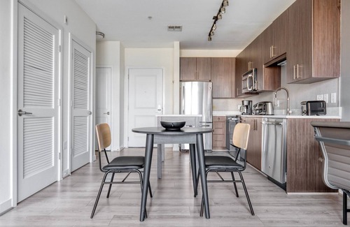 Jefferson Manor Apartment | Charming Potomac Yard City 1BR w/W/D & Gym, nr Airport, by Blueground