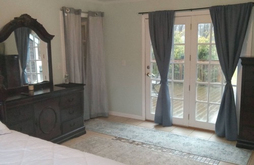 Monroe House | Charming & Private 1-bed & 1 ba ,sleeps 2, on 1st floor of a 5 bed 3ba House,