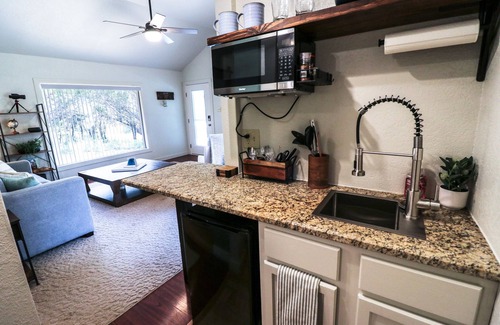 Valley Mills Cottage | Charming Private Cottage with Hot Tub in Valley Mills
