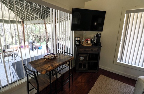 Valley Mills Cottage | Charming Private Cottage with Hot Tub in Valley Mills