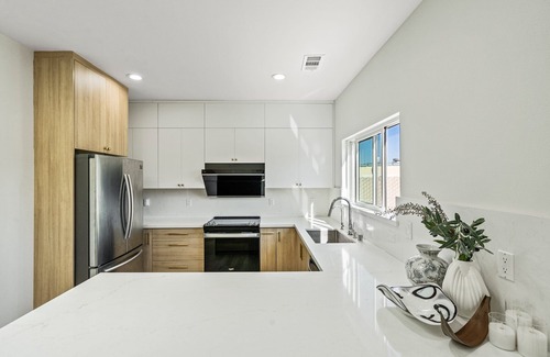 Sunnyvale House | Charming, Private, Fully-Furnished 2B2B Guest House