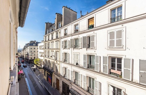 Quartier de Rochechouart Apartment | Charming private room in Pigalle