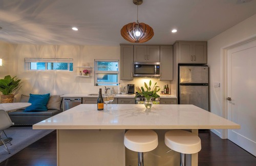 Westchester House | Charming private, secure 1-bedroom garden house with WiFi and AC in Los Angeles