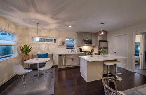 Westchester House | Charming private, secure 1-bedroom garden house with WiFi and AC in Los Angeles