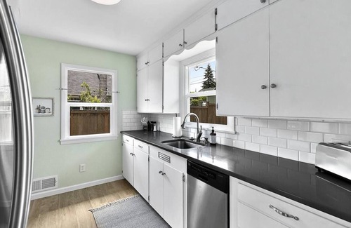 North End House | Charming quiet Point Ruston Northend Bungalow A/C & fenced yard