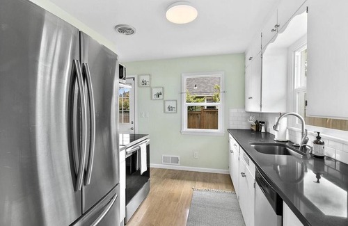 North End House | Charming quiet Point Ruston Northend Bungalow A/C & fenced yard