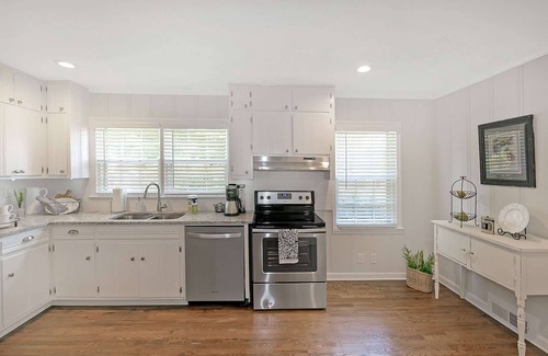 Lawrenceville House | Charming Ranch with Great Vibes-All Bedrooms on Main Level- Short Walk to Eclectic Eateries & Drinks