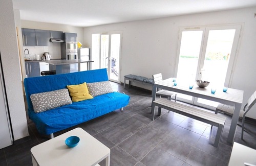 Miramar House | Charming Renovated House 200m from Beach & port - Sleeps 6-8, A/C