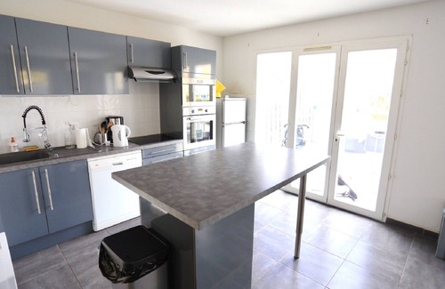 Miramar House | Charming Renovated House 200m from Beach & port - Sleeps 6-8, A/C
