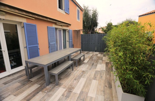 Miramar House | Charming Renovated House 200m from Beach & port - Sleeps 6-8, A/C
