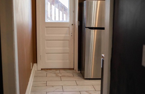 North Hyde Park Apartment | CHARMING REHABBED 2ND FLOOR APARTMENT