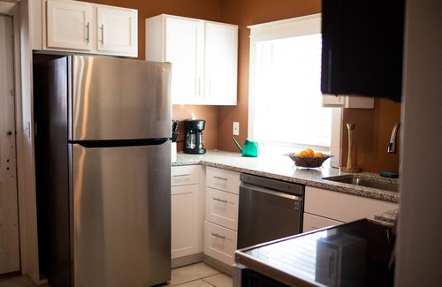 North Hyde Park Apartment | CHARMING REHABBED 2ND FLOOR APARTMENT