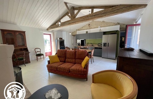 Challans-Gois Communaute Cottage | Charming Renovated Cottage with Heated Pool, Near Beaches and Nature, Pet-Friendly