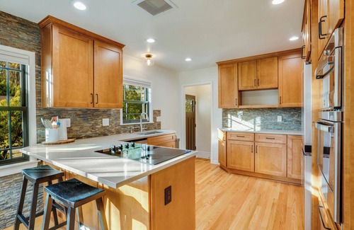 North End Cottage | Charming Renovated Cottage - Walk to UPS & Proctor