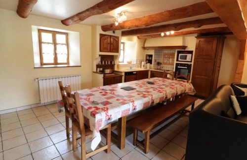 Villedieu Cottage | Charming Renovated Farmhouse, Close to Saint-Flour, Sleeps 9, with Garden & Terrace