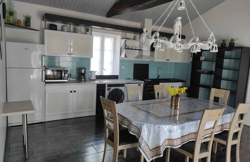Brem Sur Mer Cottage | Charming Renovated Farmhouse with Private Garden, Near Fishing Pond, Trampoline, and BBQ