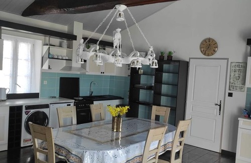 Brem Sur Mer Cottage | Charming Renovated Farmhouse with Private Garden, Near Fishing Pond, Trampoline, and BBQ