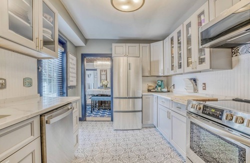 Historic District House | Charming Renovated Historic Home Downtown wparking