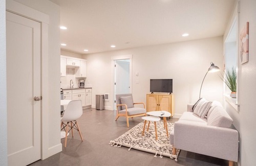 Sabin Apartment | Charming Retreat in PDX’s Alberta Arts District
