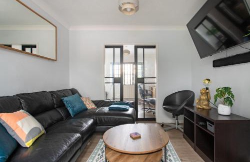 Hainault Apartment | Charming Retreat Near Grange Hill Central Line